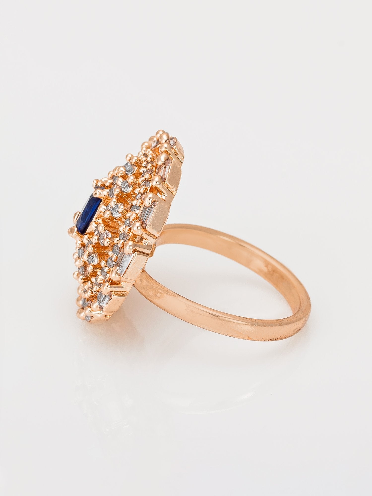 Twisted Gold Ring – Modern Elegance