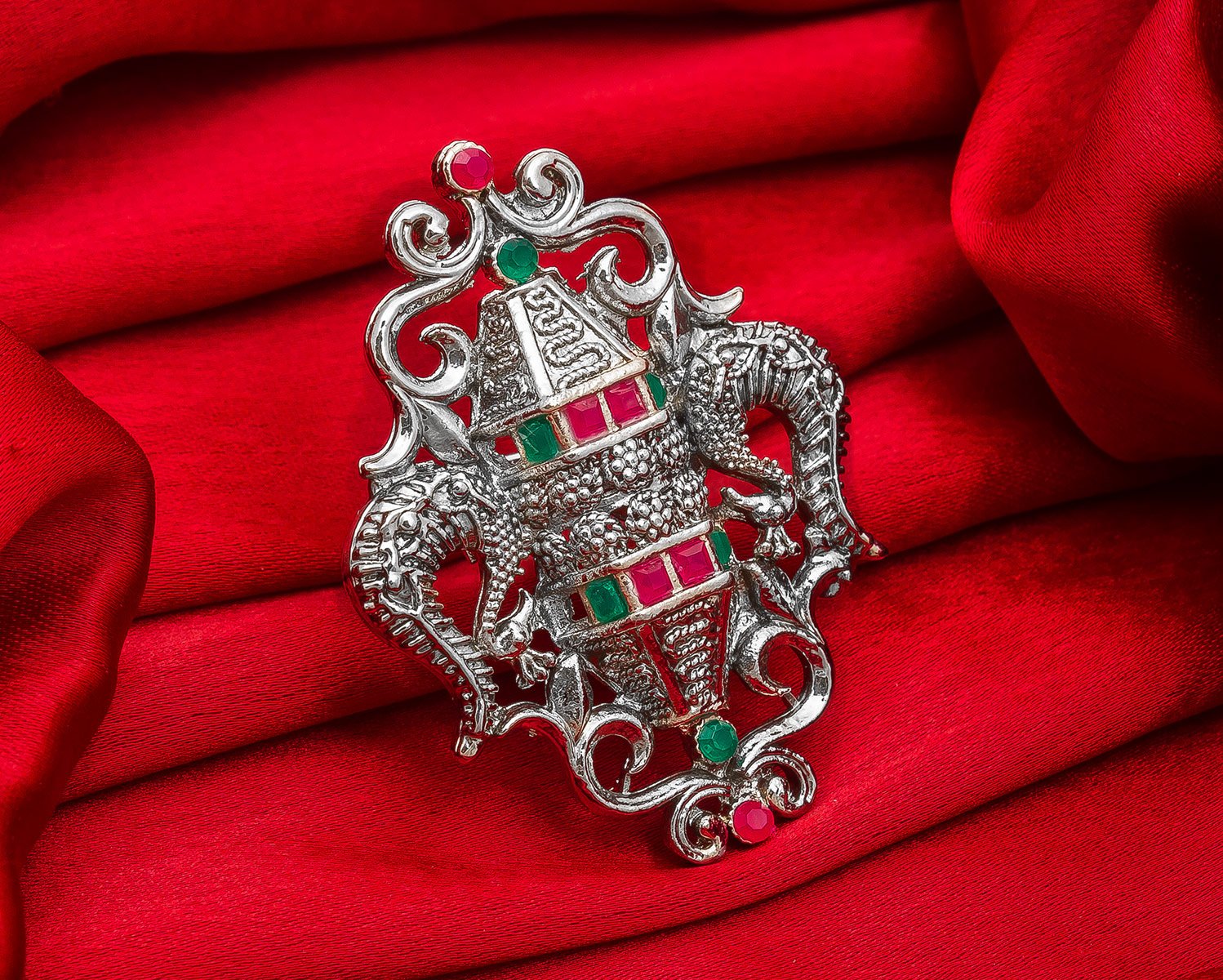 Regal Twist Gold Ring – Sophisticated Simplicity