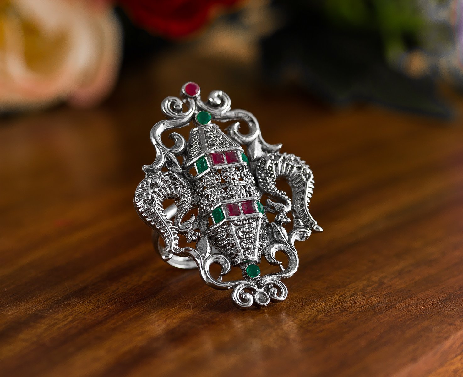 Regal Twist Gold Ring – Sophisticated Simplicity