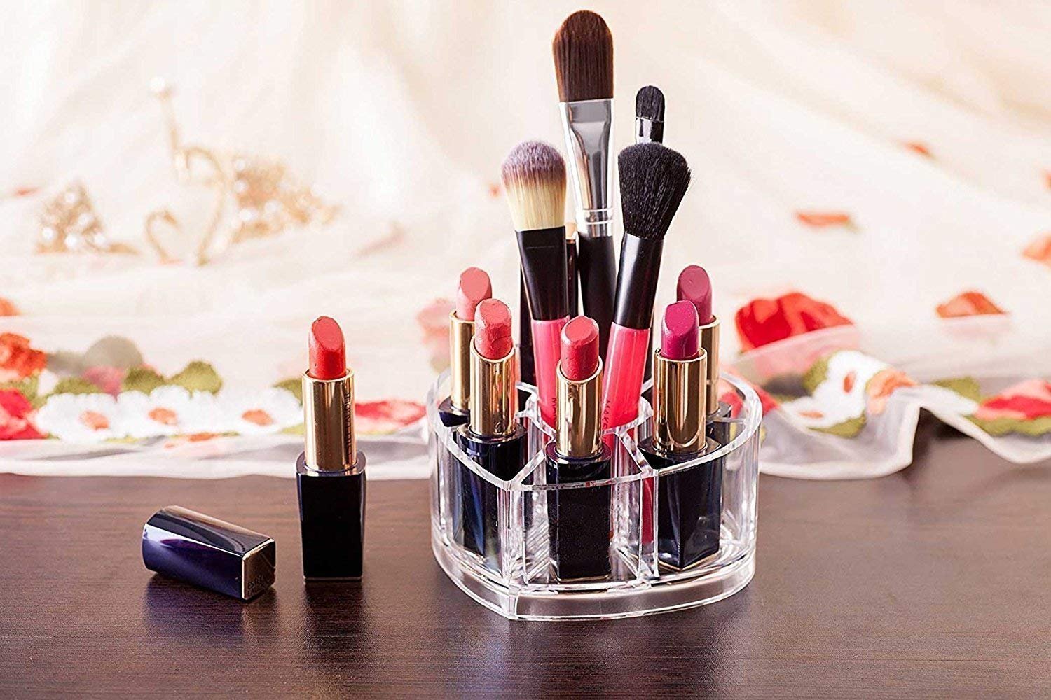 Heart Shape Acrylic Display Stand ? Decorative Organizer for Cakes, Perfumes, Collectibles ? Clear & Sturdy Showcase for Tabletop