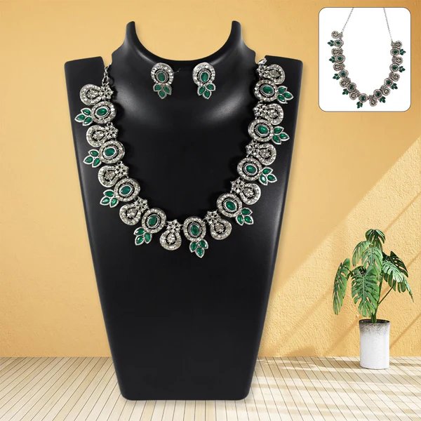 Timeless Green Necklace Set ? Classic and Elegant Jewelry for Women