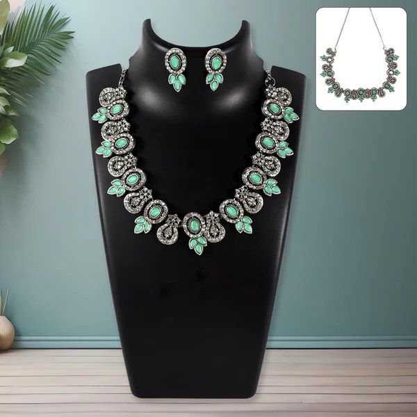 Elegant Green and White Diamond Necklace Set ? Sophisticated Jewelry for Women