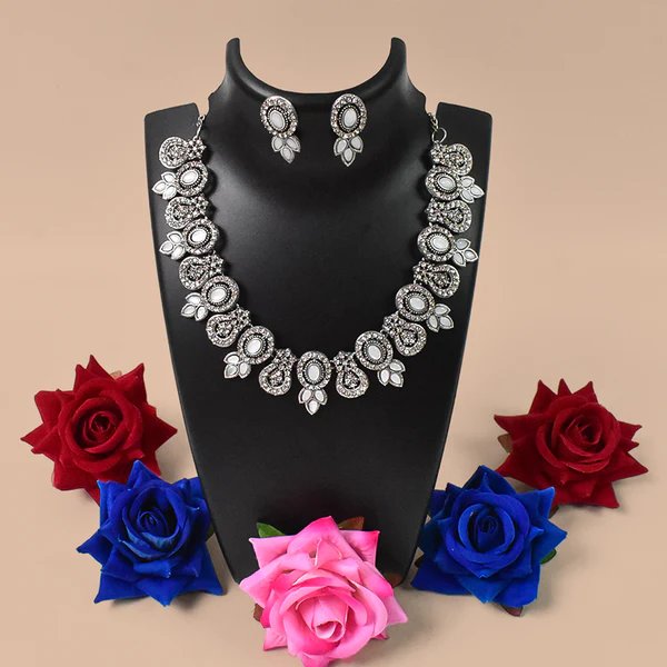 Elegant Diamond Necklace Set ? Classic Sparkling Jewelry for Women