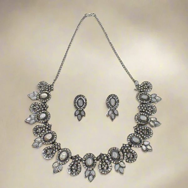 Elegant Diamond Necklace Set ? Classic Sparkling Jewelry for Women