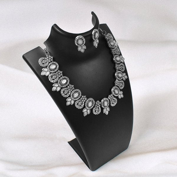 Elegant Diamond Necklace Set ? Classic Sparkling Jewelry for Women