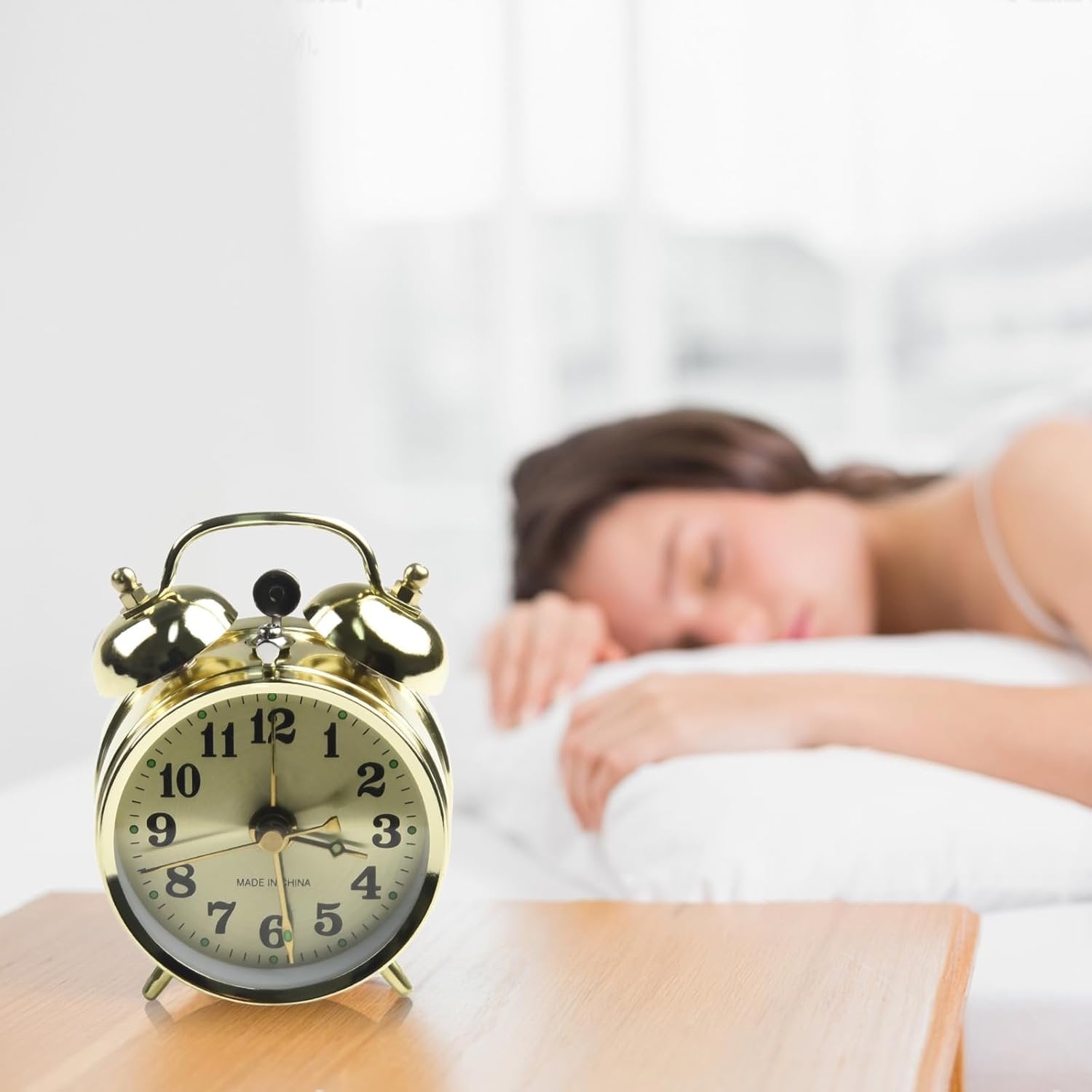 Twin Bell Alarm Clock – Classic Vintage Style, Loud and Clear Sound, Easy-to-Use, Battery Operated, Ideal for Heavy Sleepers, Home or Office Use