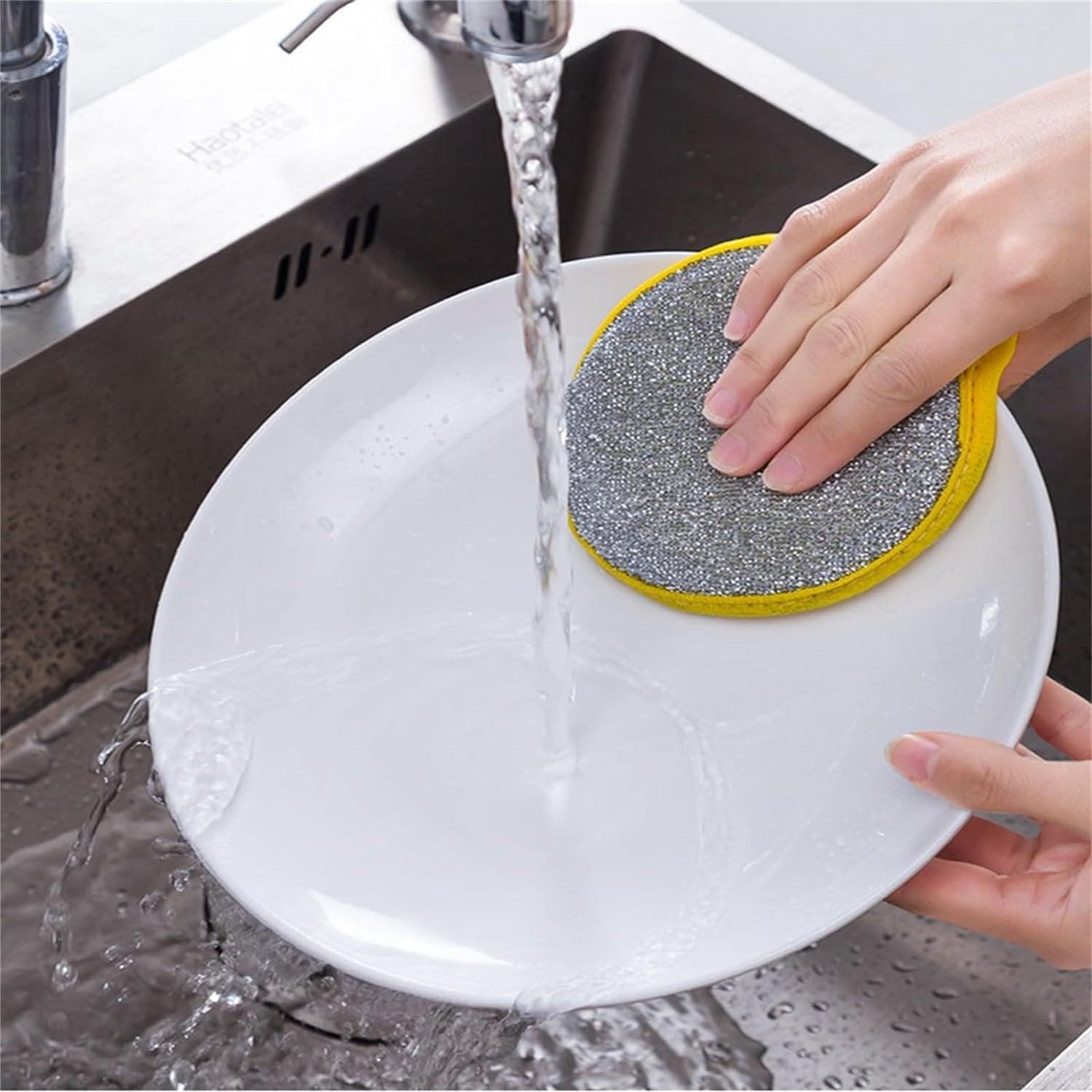2-IN-1 DISHWASHING SCRUB & SPONGE