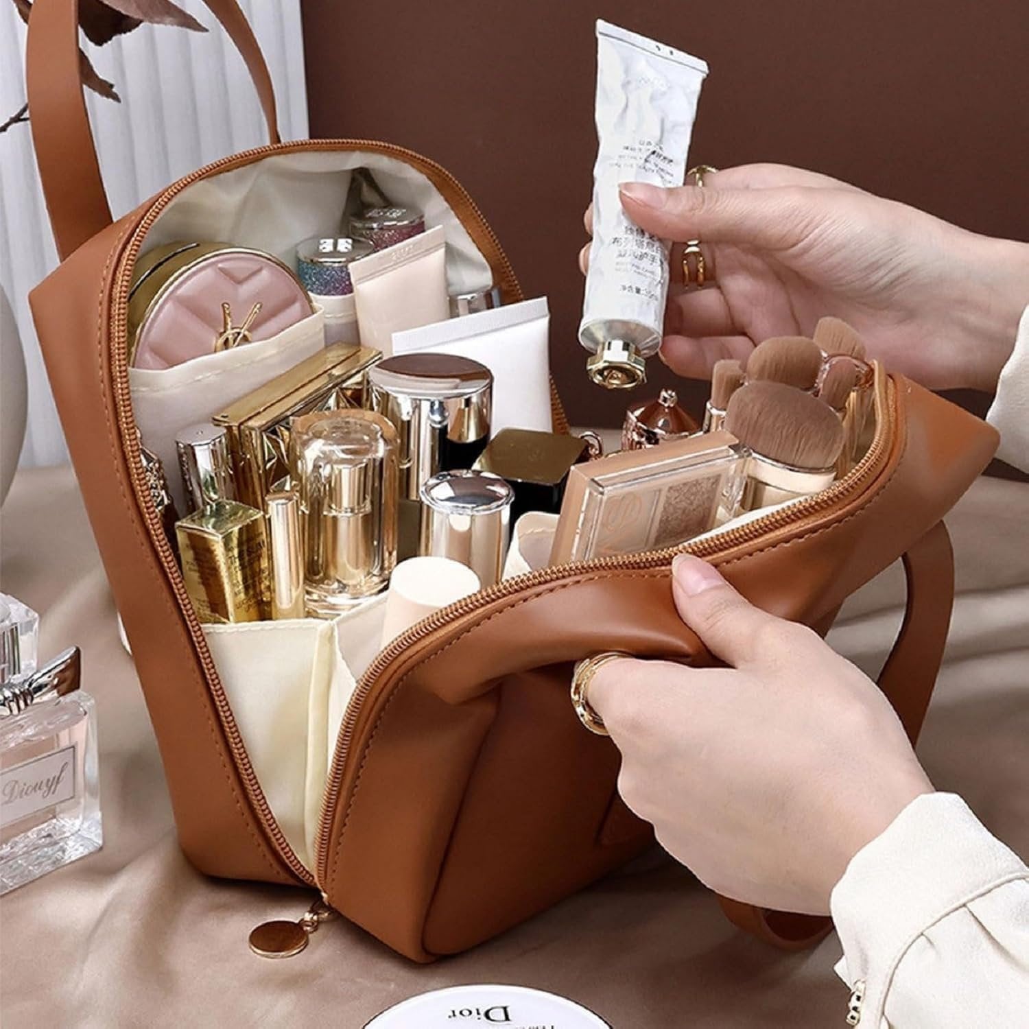 Elegant Puffer with Compartments Cosmetic Bag ? Stylish Makeup Organizer with Zipper & Storage Sections

