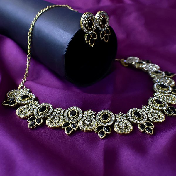 Necklace Set Black & White Diamond ? Elegant and Bold Jewelry for Women