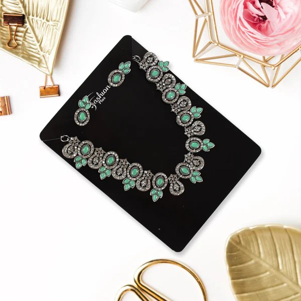 Elegant Green and White Diamond Necklace Set ? Sophisticated Jewelry for Women