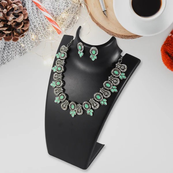 Elegant Green and White Diamond Necklace Set ? Sophisticated Jewelry for Women