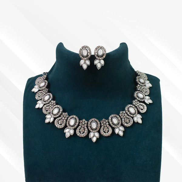 Elegant Diamond Necklace Set ? Classic Sparkling Jewelry for Women
