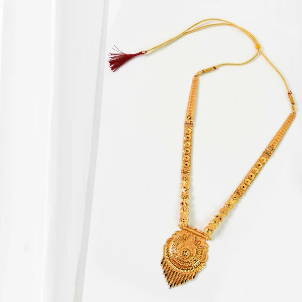 Lustrous Pearl Necklace ? A Classic Touch of Elegance for Women, Ideal for Special Events