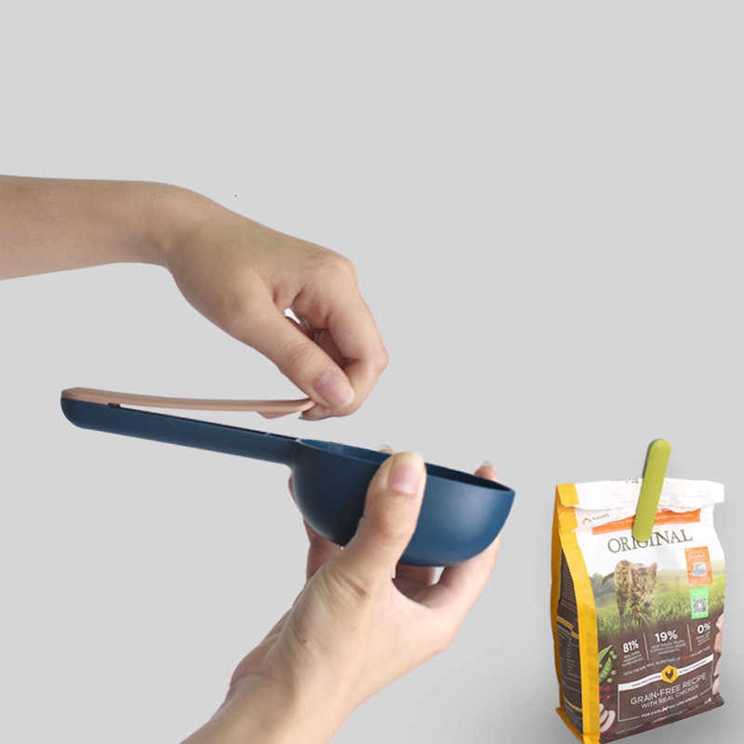 2557 Handle Clip Function Design ABS Food-Grade Materials Pet Food Shovel DeoDap